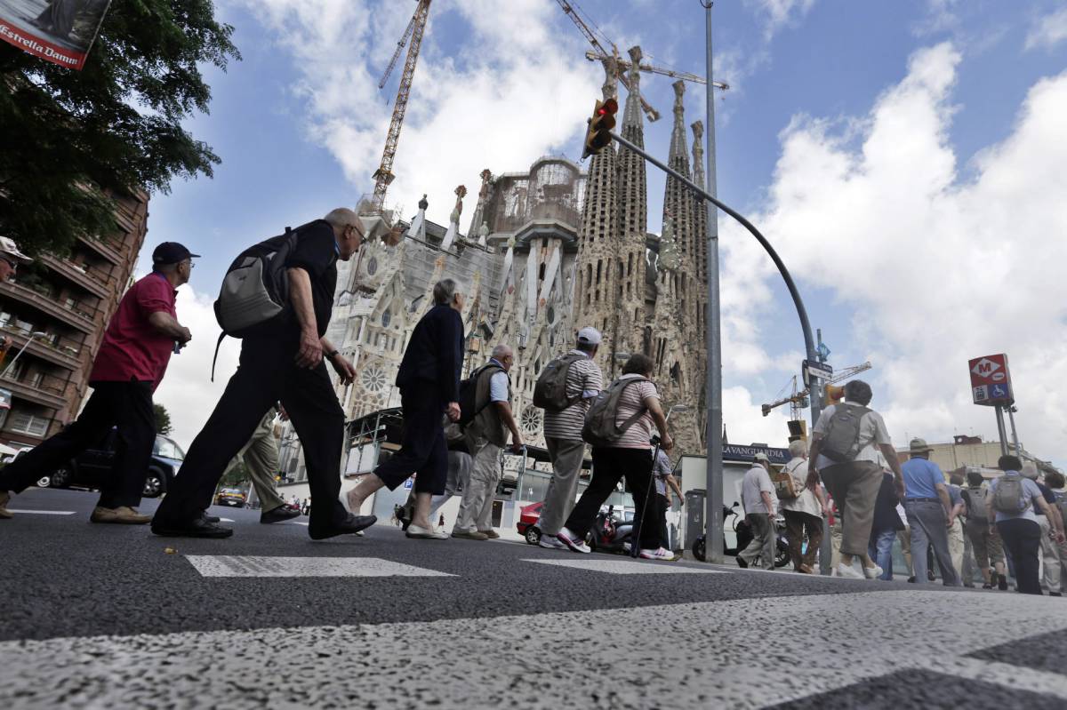Turistas en Barcelona frente a la Sagrada Familia.