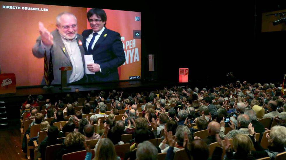 Carles Puigdemont y el exconseller Lluis Puig, en videoconferencia en un mitin de Junts per Catalunya en Terrassa.