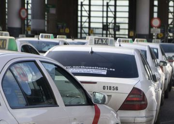 Taxis en la estación de Atocha de Madrid.