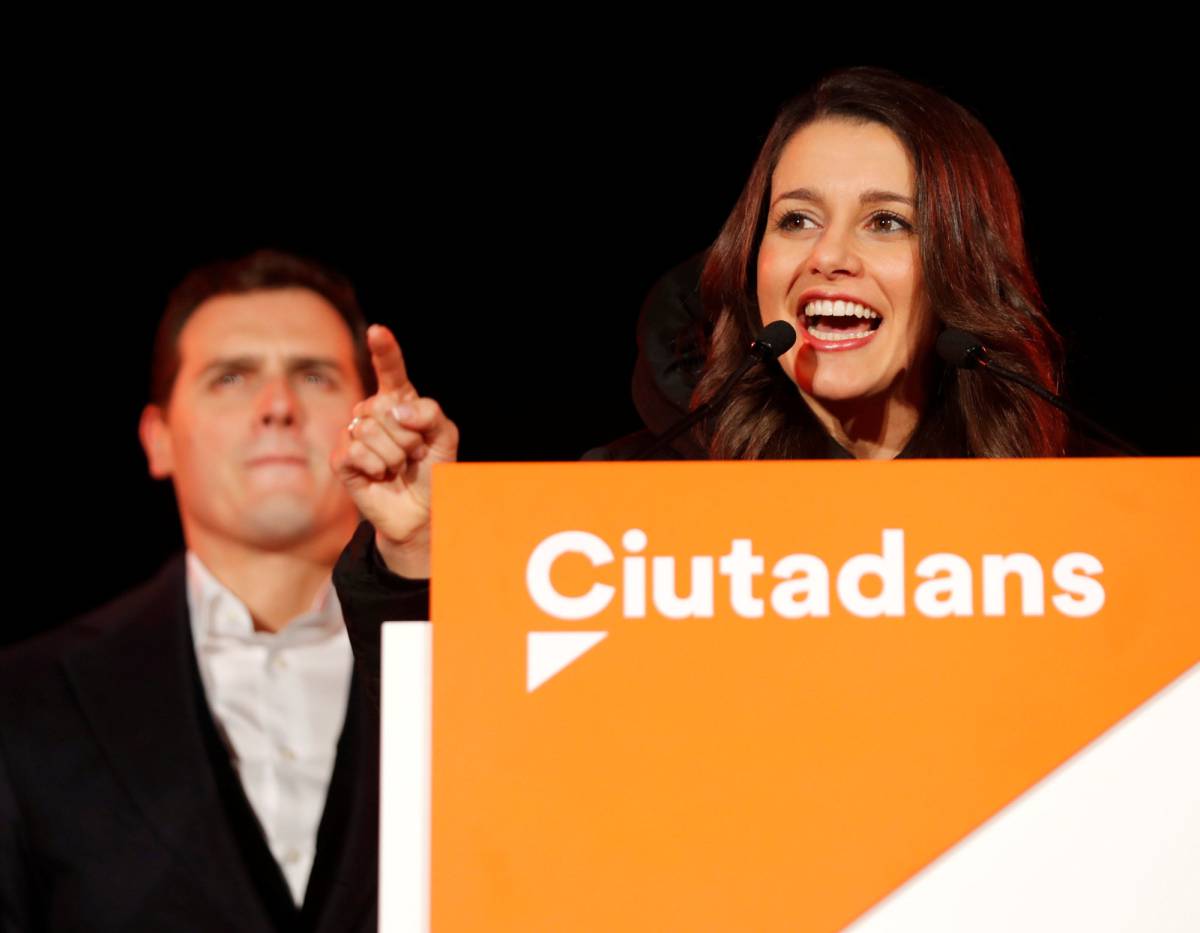 Inés Arrimadas y Albert Rivera, celebran la victoria con sus militantes.