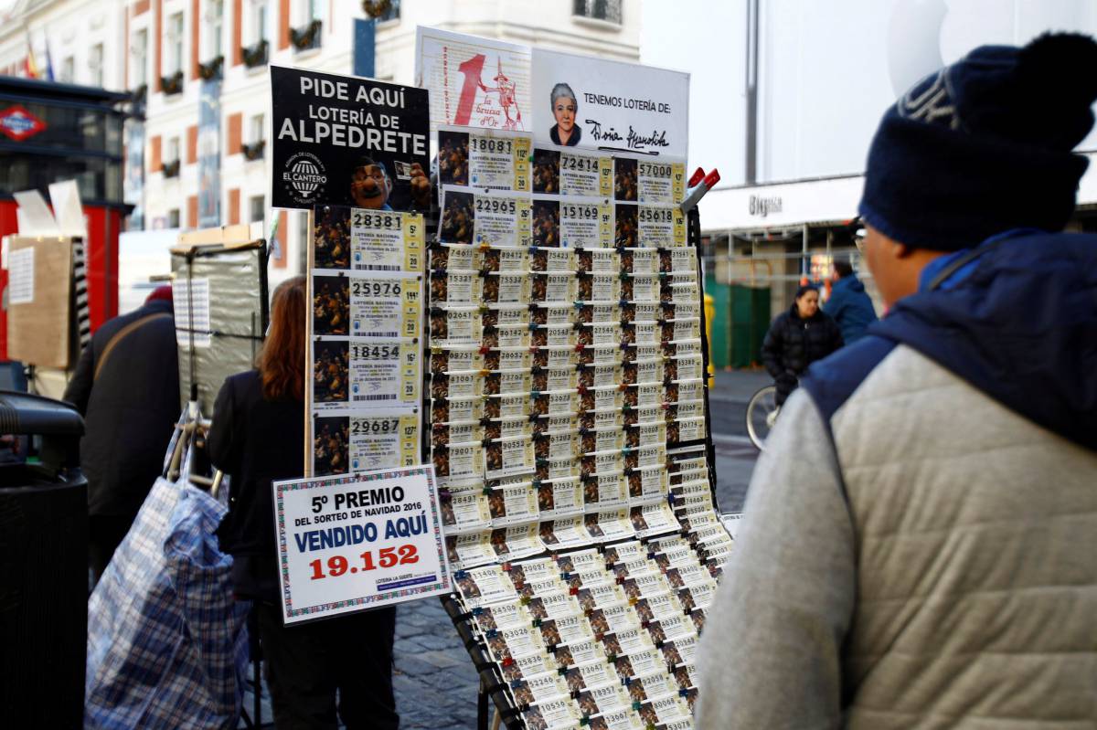 Puestos de venta de lotería instalados en la madrileña Puerta del Sol.