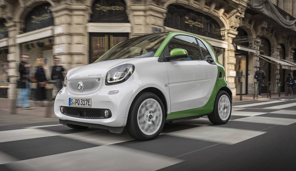 Smart Fortwo. El urbano por antonomasia. Tiene una autonomía de 160 km. Se puede controlar la recarga a distancia.