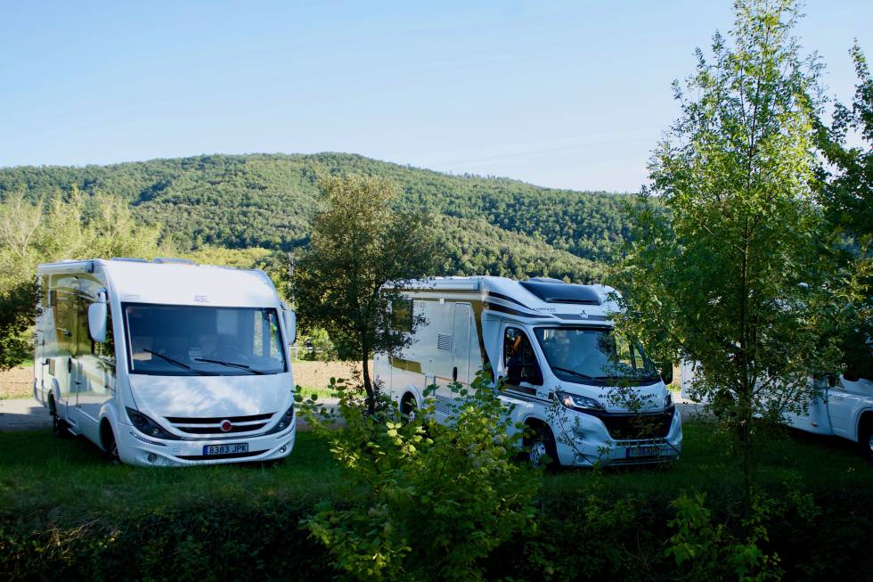 Autocaravanas del grupo Hymer aparcadas en la Garrotxa.