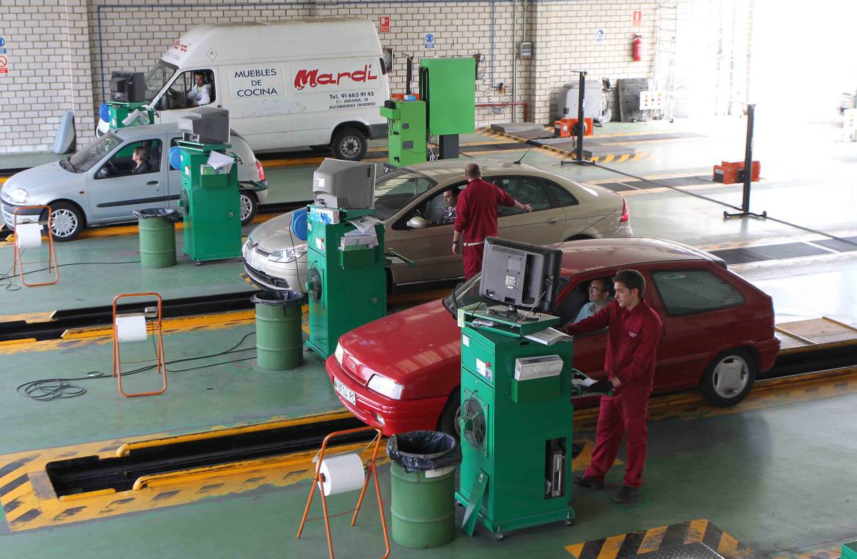 Los profesionales de las estaciones que realizan las inspecciones ahora tendrán que ser técnicos de automoción.