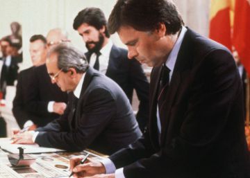 Felipe González, Fernando Morán y Manuel Marín, en la firma de la incorporación de España a la Comunidad Económica Europea, en 1985.