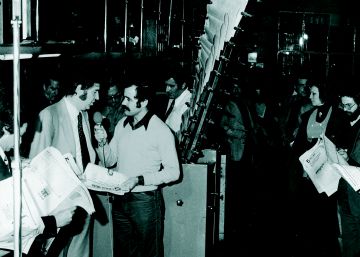Francisco Mora, primer director de Cinco Días, en 1978 junto a los primeros ejemplares de Cinco Días recién salidos de la rotativa