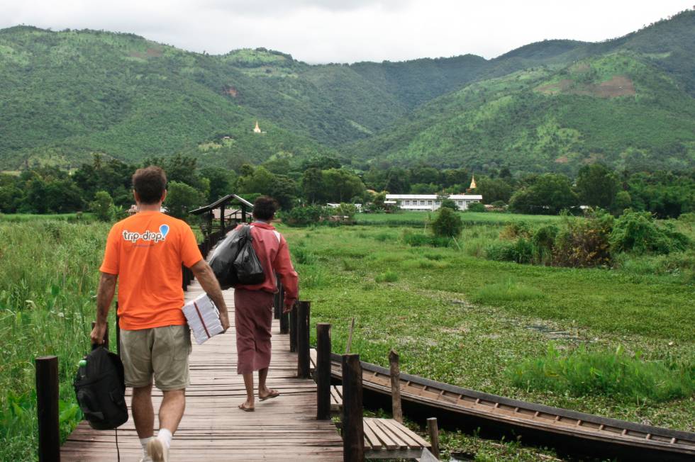 Camino de la entrega de material escolar una escuela del Lago Inle, Birmania.