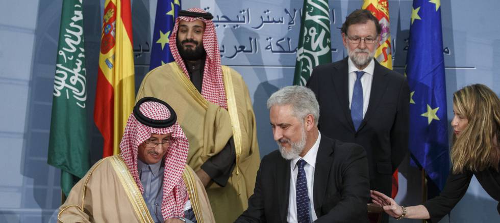 El presidente de Navantia, Esteban Garcia Vilasanchez firma el acuerdo para construir seis fragatas para Arabia Saudí.