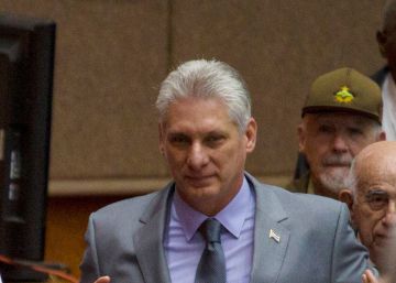 Raúl Castro (izquierda) y Miguel Díaz-Canel, el martes, llegando al Parlamento cubano.