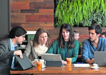 Muchos alumnos se reúnen para estudiar en cafeterías cercanas a las escuelas, como esta en la calle Serrano de Madrid