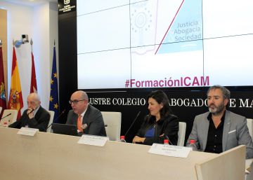 De izq. a dcha. Arturo Beltrán, presidente de la sección 5ª de la Audiencia Provincial de Madrid; Raúl Ochoa, diputado del ICAM; la periodista Cruz Morcillo y el abogado Endika Zulueta en el Salón de Actos del ICAM.