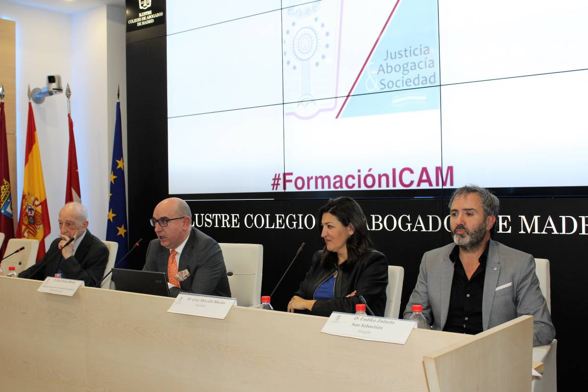 De izq. a dcha. Arturo Beltrán, presidente de la sección 5ª de la Audiencia Provincial de Madrid; Raúl Ochoa, diputado del ICAM; la periodista Cruz Morcillo y el abogado Endika Zulueta en el Salón de Actos del ICAM.