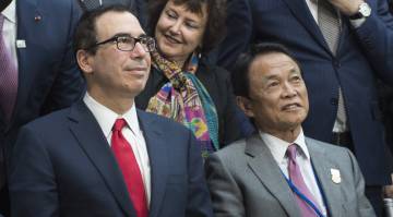 El secretario del Tesoro de EEUU, Steve Mnuchin, junto al ministro de Finanzas japonés, este sábado, poco antes del Comité Financiero y Monetario del FMI. rn rn rn