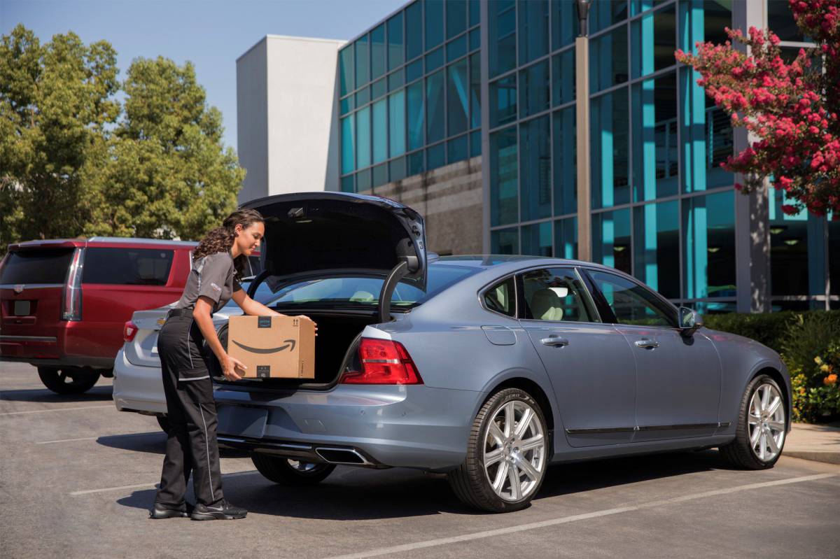 24042018 Volvo Cars introduce entrega de paquetes de Amazon en sus coches en EEUU.rn rn Los clientes estadounidenses de Volvo podrán recibir sus paquetes de Amazon en el coche, gracias a la plataforma de servicios de la firma sueca 'Volvo On Call' y a la aplicación 'Amazon Key'.rn