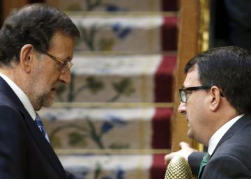El presidente del Gobierno, Mariano Rajoy, conversando con el portavoz del PNV, Aitor Esteban.