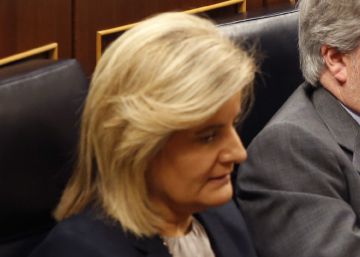 La ministra de Empleo y Seguridad Social, Fátima Bañez, y el ministro de Educación y portavoz del Gobierno, Íñigo Méndez de Vigo, durante el Pleno del Congreso de los Diputados.