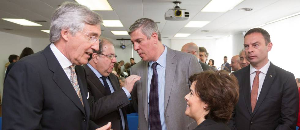El vicepresidente ejecutivo adjunto de la Alianza Renault-Nissan-Mitsubishi, José Vicente de los Mozos (c), la vicepresidenta del Gobierno, Soraya Sáenz de Santamaría (2i), el presidente de Castilla y León, Juan Vicente Herrera (2d), el alcalde de Ávila, José Luis Rivas (i) y el vicepresidente de las Operaciones Industriales de Nissan en España, Alan Johnson (d), conversan al finalizar el acto de presentación del plan de transformación de la planta de Ávila para el horizonte del año 2020.