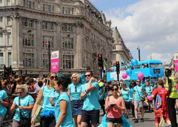 Desfile del Orgullo Gay en Londres, con uno de los autobuses patrocinado por Barclays Bank.