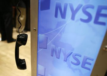 Teléfono colgando en una terminal de la Bolsa de Nueva York.
