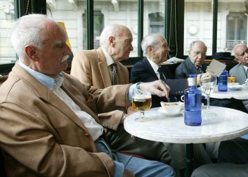 Varios jubilados en una cafetería.