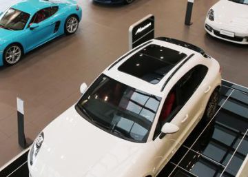 Coches Porsche importados en una sala de exposición en Nantong (China).