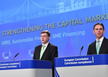 Los vicepresidentes de la CE, Valdis Dombrovskis (izda.) and Jyrki Katainen, presentan en Bruselas la regulación de inversiones ecológicas. AFP PHOTO EMMANUEL DUNAND
