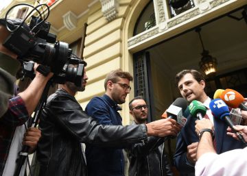 El abogado de Luis Bárcenas, Joaquín Ruiz de Infante, realiza declaraciones en el domicilio del extesorero del Partido Popular, tras hacerse pública la sentencia por la Justicia por el llamado caso Gürtel.
