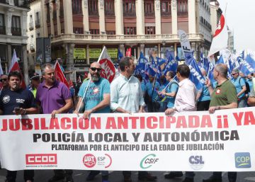 Un grupo de policías municipales manifestándose en Madrid para exigir la jubilación anticipada sin recorte de pensión para el colectivo.