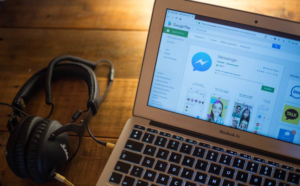 Facebook y Google, acusadas de incumplir la nueva normativa europea de protección de datos