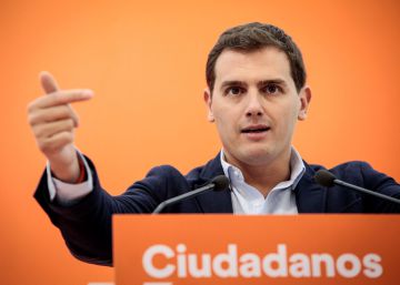 PSOE y C’s, dos estrategias para hacerse con la cabeza de Rajoy PSOE y C’s, dos estrategias para hacerse con la cabeza de Rajoy
