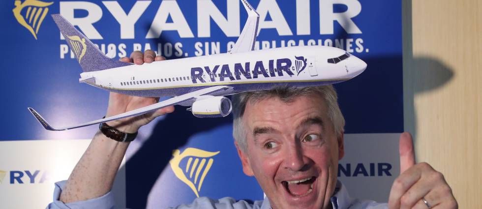 Los azafatos de Ryanair advierten de que si la empresa no negocia "habrá una gran huelga este verano"