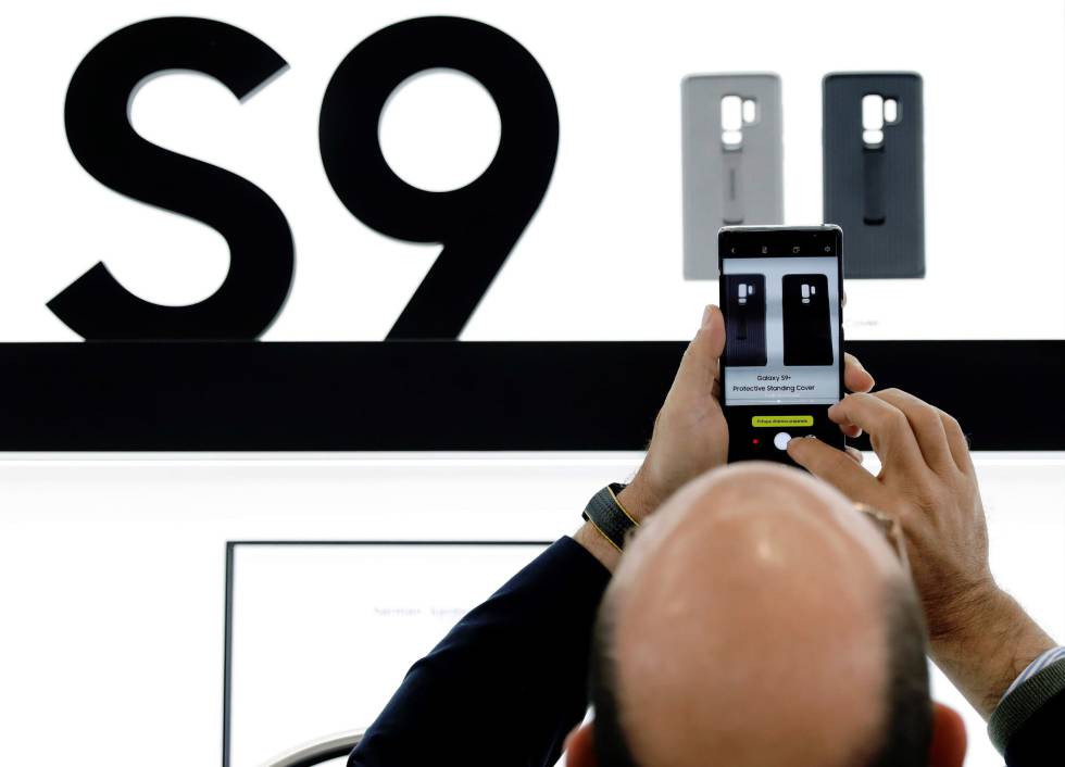 GRAF9718. BARCELONA (ESPAÑA), 26022018.- Fotografía de archivo fechada el 26 de febrero de 2018, que muestra a un visitante del Mobile World Congress, en Barcelona (España). Las ventas mundiales de teléfonos inteligentes crecieron un 1,3 % interanual en el primer trimestre del año, periodo en el que Samsung mantuvo su liderazgo, aunque algo mermado, mientras el fabricante chino Xiaomi es el que más subió (hasta 28,5 millones). Según la consultora Gartner, Samsung vendió 78,6 millones de móviles, seguido en la lista por Apple (54 millones) y Huawei (40,4 millones). EFEAndreu Dalmau
