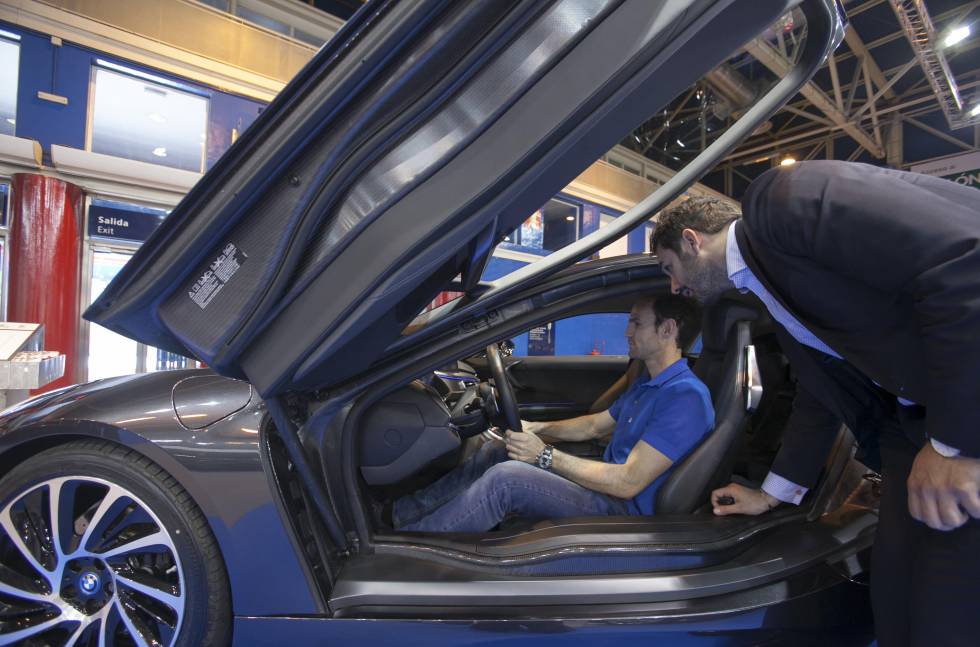 Un visitante prueba un coche durante el salón del año pasado.