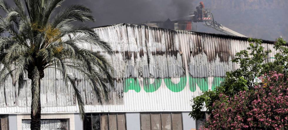 Un bombero trabaja en el incendio en la fábrica de Forns Valencians SAU (Forvasa), ubicada en la localidad valenciana de Puçol y fabricante especialista que suministra panes y tartas a Mercadona, que ha calcinado las instalaciones pero no ha causado daños personales.