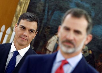 Pedro Sánchez junto a Rey, ayer en La Zarzuela, durante la toma de posesión de su Gobierno.