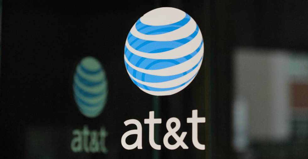 Logotipo de AT&T en un edificio de la compañía en Nueva York (EE UU).