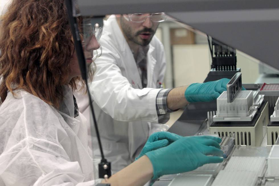 Investigadores científicos en un laboratorio.