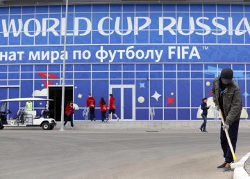Saransk (Russian Federation), 14062018.- A worker makes final adjustments in front of the Mordovia Arena in Saransk, Russia, 14 June 2018. Peru will face Denmark in their FIFA World Cup 2018 group C soccer match on 16 June 2018 in Saransk. (Dinamarca, Mundial de Fútbol, Rusia) EFEEPARUNGROJ YONGRIT