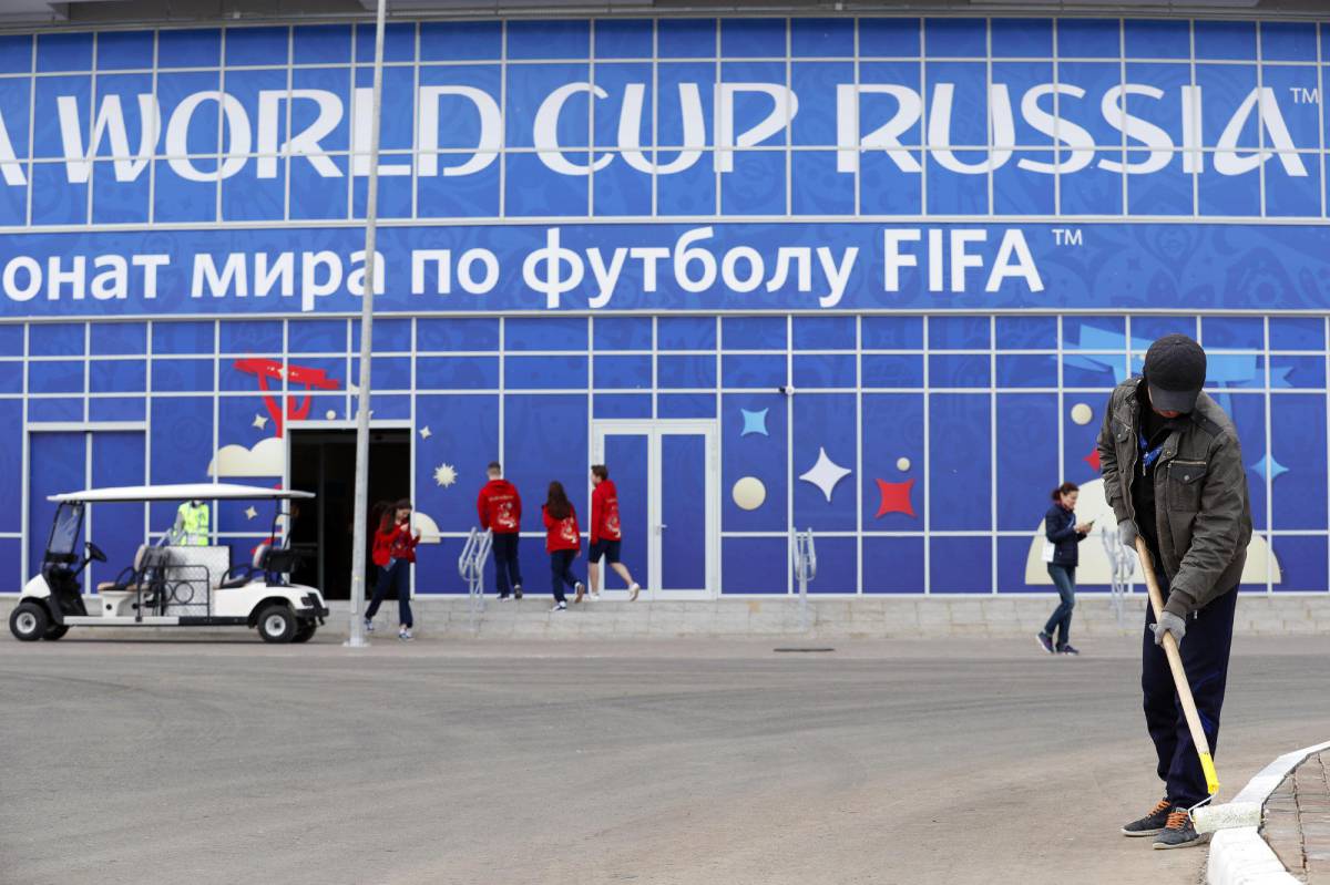 Saransk (Russian Federation), 14062018.- A worker makes final adjustments in front of the Mordovia Arena in Saransk, Russia, 14 June 2018. Peru will face Denmark in their FIFA World Cup 2018 group C soccer match on 16 June 2018 in Saransk. (Dinamarca, Mundial de Fútbol, Rusia) EFEEPARUNGROJ YONGRIT