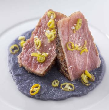 Atún con puré de lombarda.