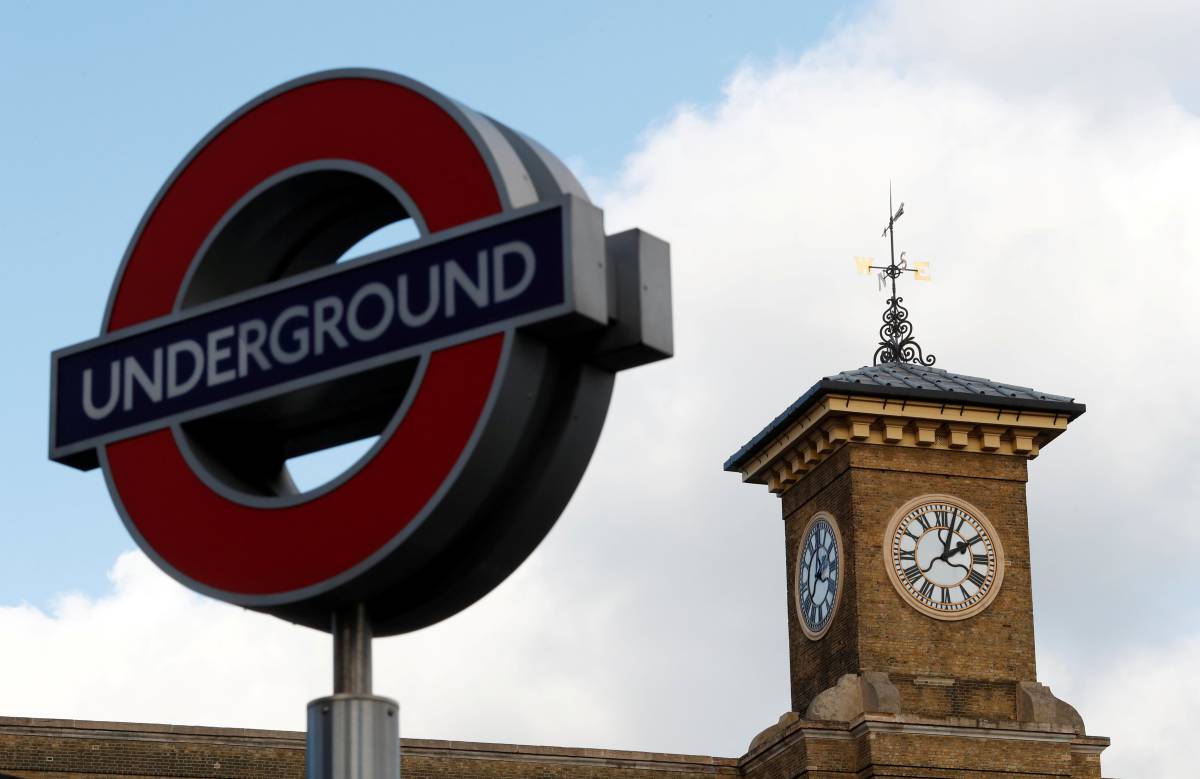 Señal de metro en la estación de King's Cross en Londres