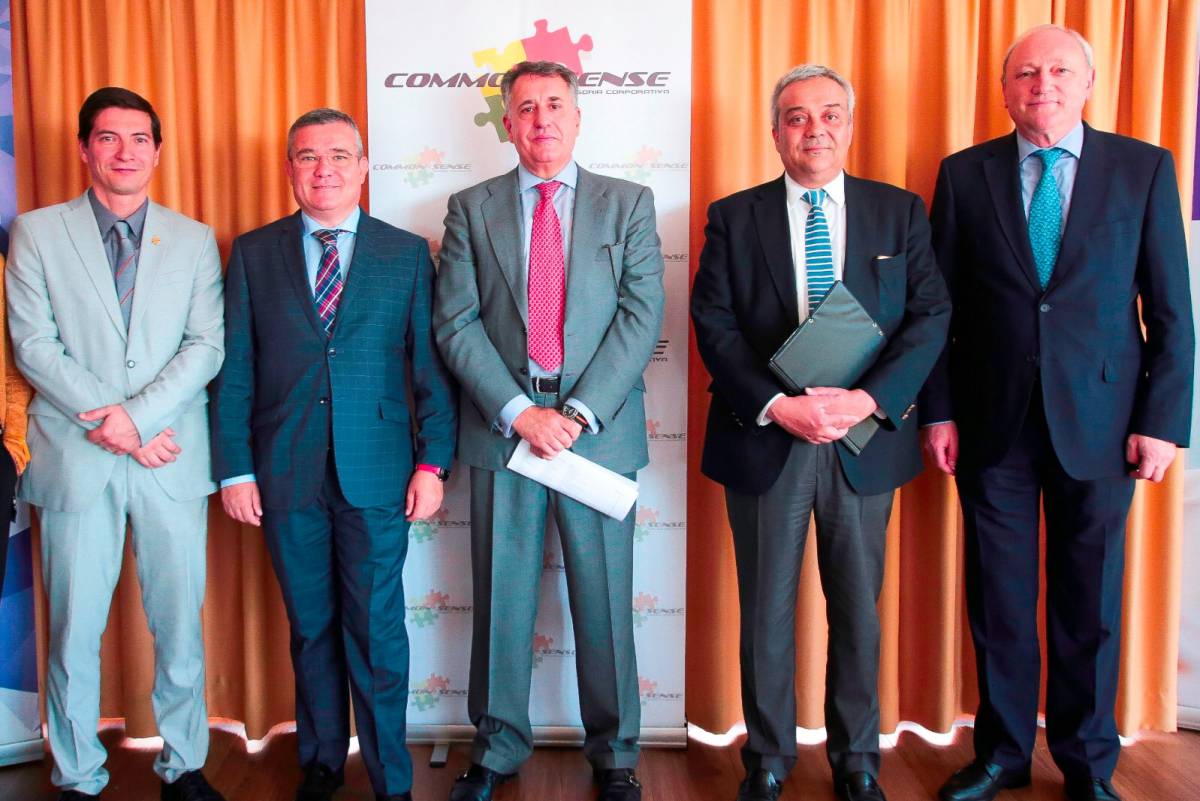 Rafael García García alcalde Burjassot; Guillermo Hita Téllez, presidente Federación de Municipios de Madrid (FMM); Javier Esparza, CEO de Comon Sense; Víctor Calvo-Sotelo Ibáñez-Martín, responsable de tecnología e innovación del Partido Popular; y José Manuel Farfán Pérez, tesorero de la Diputación de Sevilla