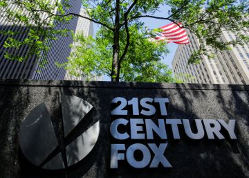 Logo de la compañía Twenty-First Century Fox en las oficinas de Manhattan, Nueva York (EE UU).