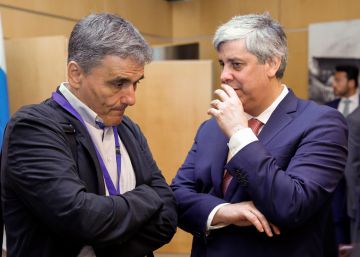 El ministro de Finanzas griego, Euclid Tsakalotos (izq), conversa con el presidente del Eurogrupo, Mario Centeno (dcha). EFE Julien Warnand