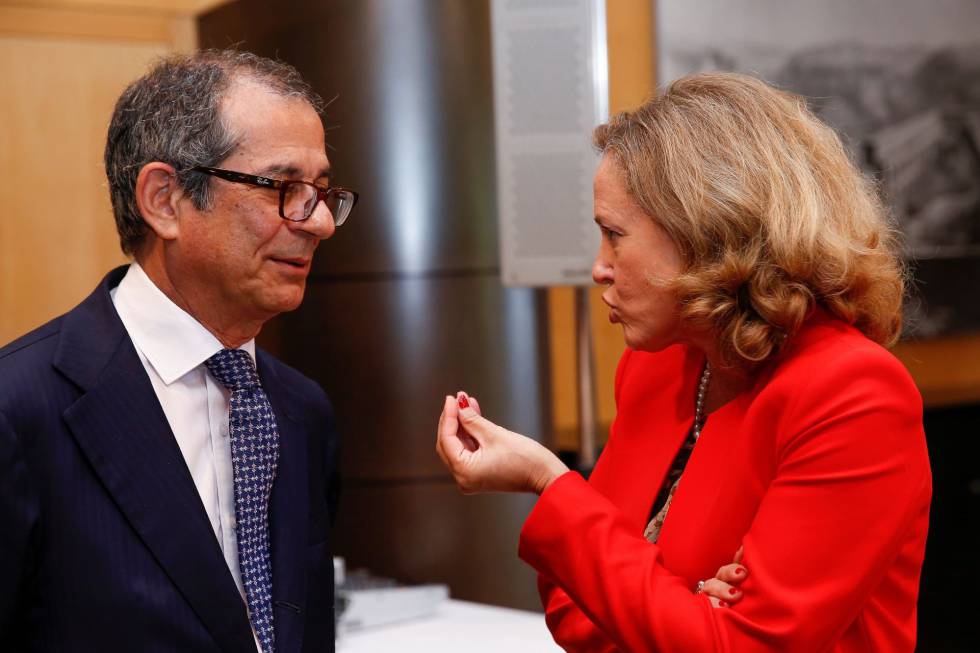 JW01. LUXEMBURGO (LUXEMBURGO), 21062018.- de Economía, Nadia Calviño (dcha), conversa con el ministro de Finanzas italiano, Giovanni Tria. EFE Julien Warnand