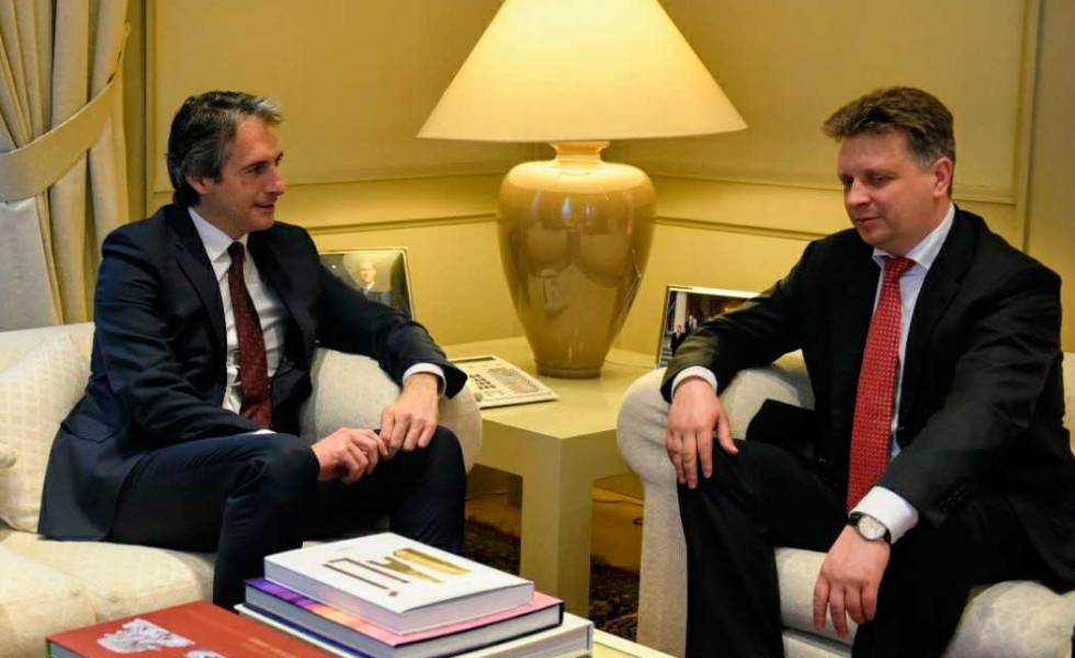 Imagen de la reunión en abril entre Íñigo de la Serna, entonces ministro de Fomento, con su homólogo ruso Maxim Sokolov.