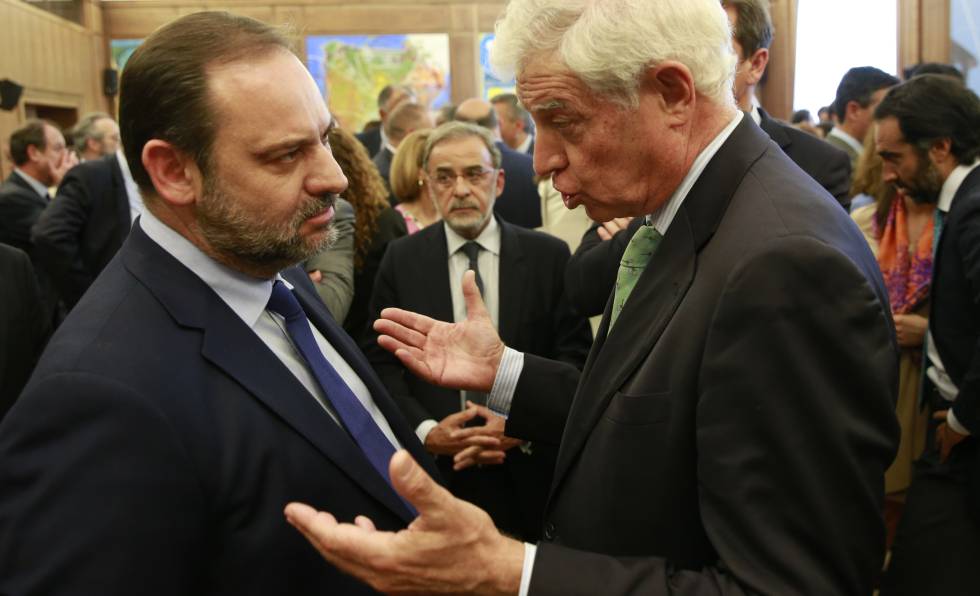 El ministro de Fomento, José Luis Ábalos, junto al presidente del consorcio del AVE a La Meca, Jorge Segrelles.