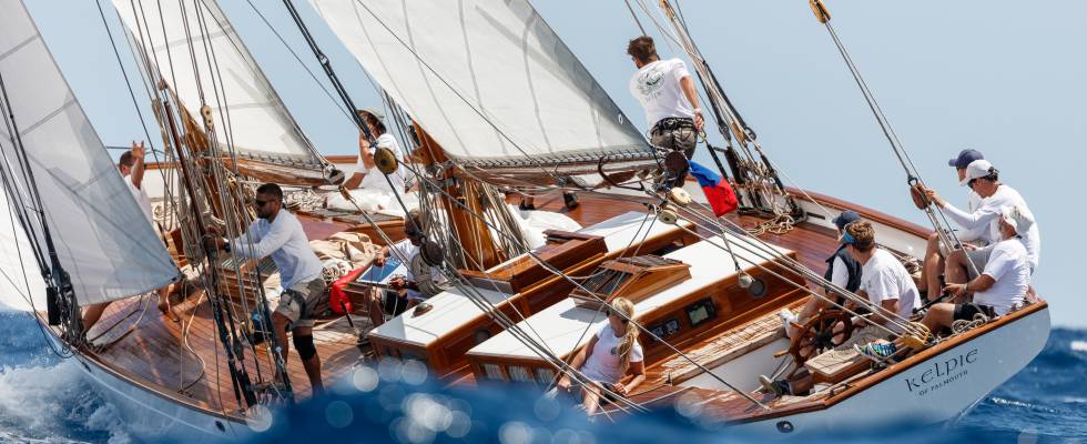 El Kelpie, en plena regata.