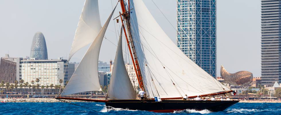 El Marigold, botado en 1892, frente a la playa de Barcelona.