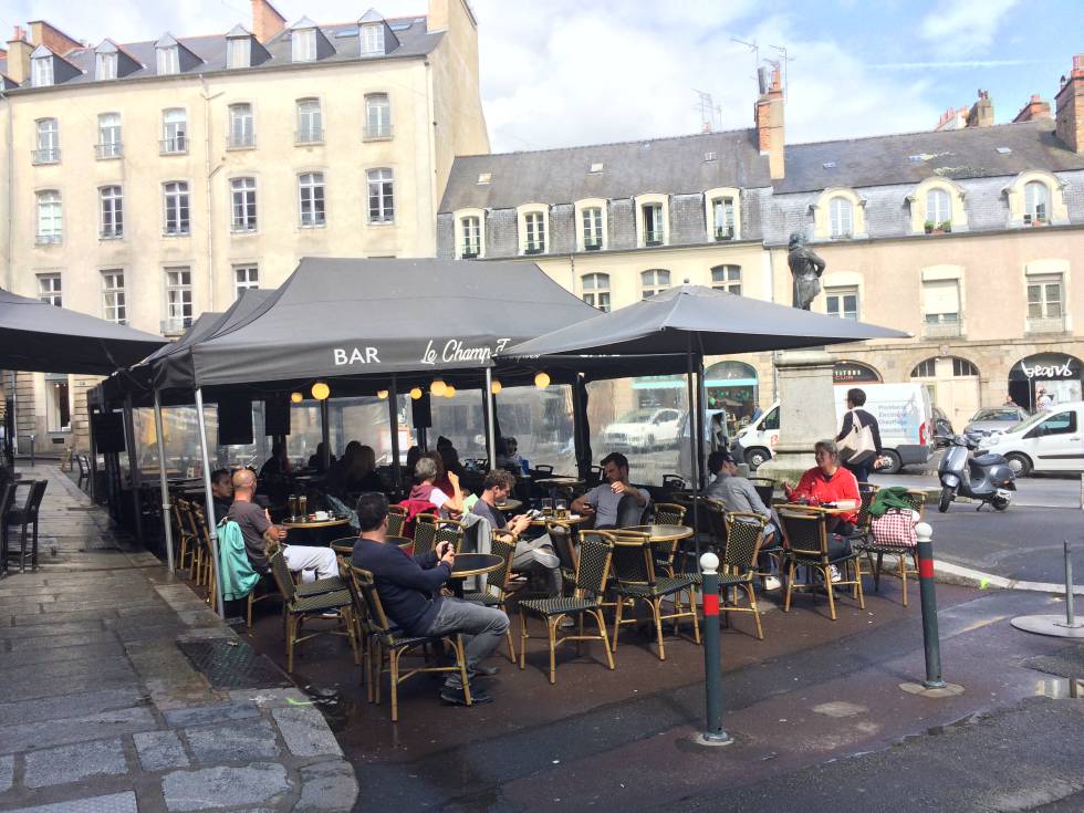 Una terraza de Rennes.